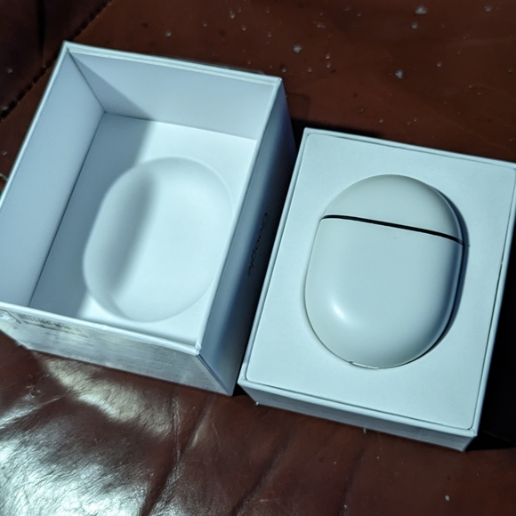 Google Pixel Buds Gen 2, Clearly White - Picture 3 of 4